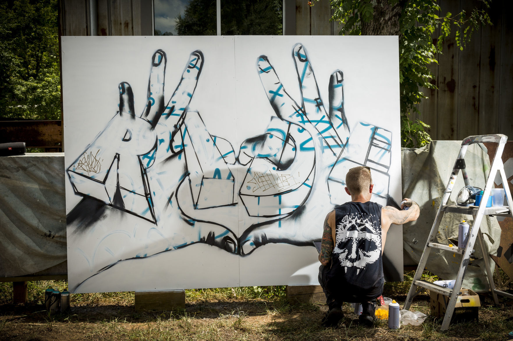 JEKS paints a mural